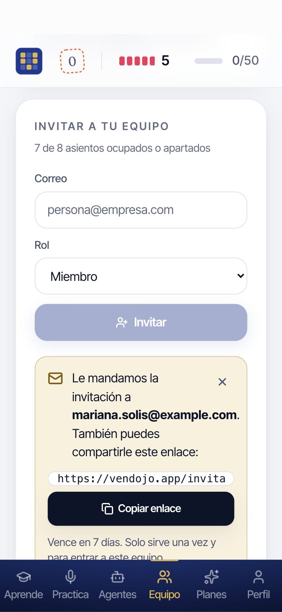 Invitar a tu equipo en el teléfono: la invitación recién enviada por correo y el enlace para compartirla.
